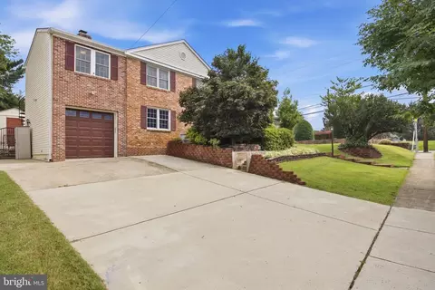 Exterior - 8001 Postoak Rd, Potomac, MD 20854 photo 3 of 15