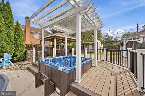Exterior - 8001 Postoak Rd, Potomac, MD 20854 photo 10 of 15