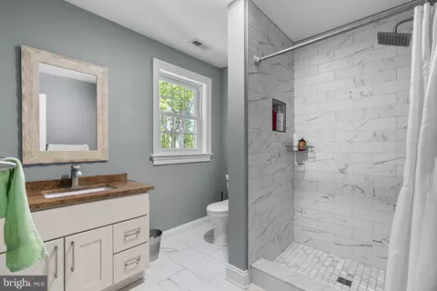Bath - 18611 Brooke Rd, Sandy Spring, MD 20860 photo 3 of 4