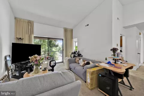 Living - 15300 Pine Orchard Dr #85-3D, Silver Spring, MD 20906 photo 1 of 2