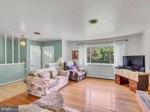 Living - 13210 Lutes Dr, Silver Spring, MD 20906 photo 2 of 5