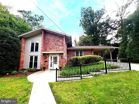 6426 Hollins Dr, Bethesda, MD 20817