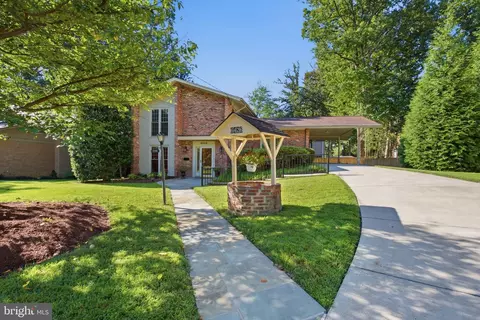 6426 Hollins Dr, Bethesda, MD 20817
