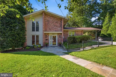 6426 Hollins Dr, Bethesda, MD 20817