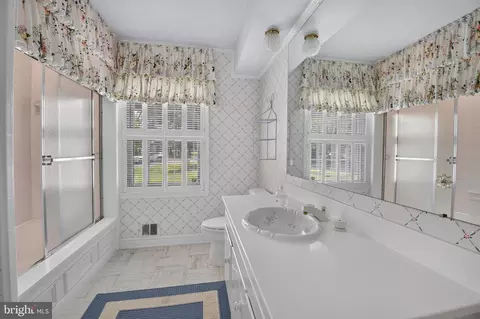 Bath - 8501 Warde Ter, Potomac, MD 20854 photo 3 of 4