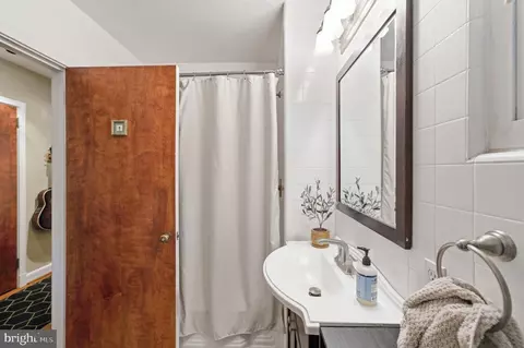Bath - 10622 Mantz Rd, Silver Spring, MD 20903 photo 2 of 5