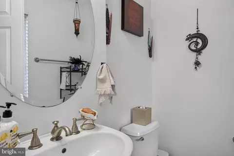 Entry Way - 18705 Falling River Dr, Gaithersburg, MD 20879 photo 6 of 9