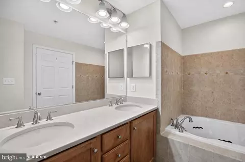 Bath - 18705 Falling River Dr, Gaithersburg, MD 20879 photo 2 of 4