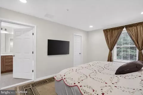 Bedroom - 18705 Falling River Dr, Gaithersburg, MD 20879 photo 3 of 3