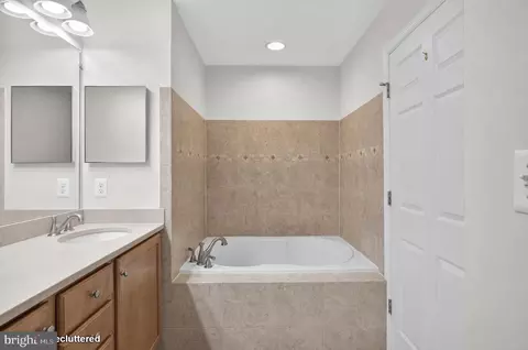 Bath - 18705 Falling River Dr, Gaithersburg, MD 20879 photo 3 of 4