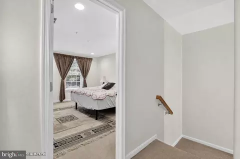 Entry Way - 18705 Falling River Dr, Gaithersburg, MD 20879 photo 7 of 9