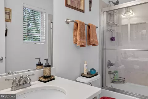 Bath - 18705 Falling River Dr, Gaithersburg, MD 20879 photo 4 of 4
