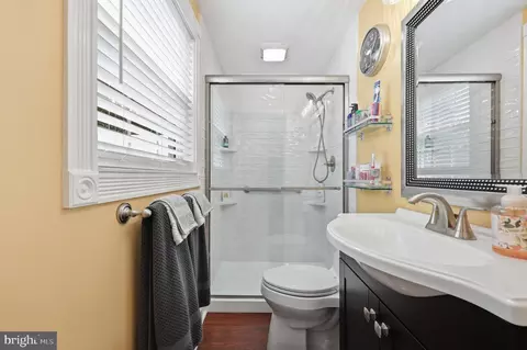 Bath - 19016 Hempstone Ct, Poolesville, MD 20837 photo 2 of 7
