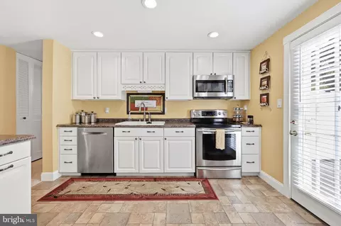 Kitchen - 19016 Hempstone Ct, Poolesville, MD 20837 photo 3 of 7