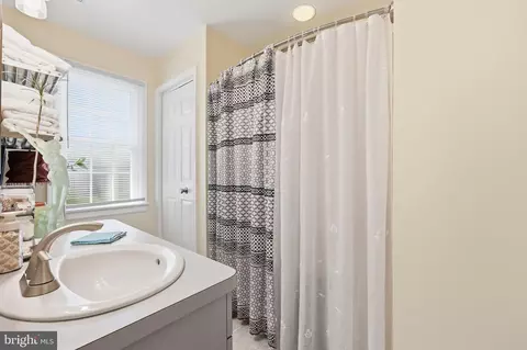 Bath - 19016 Hempstone Ct, Poolesville, MD 20837 photo 7 of 7