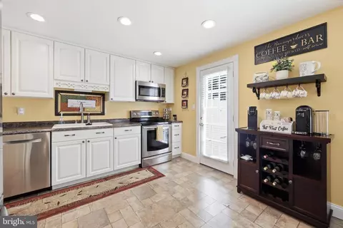 Kitchen - 19016 Hempstone Ct, Poolesville, MD 20837 photo 2 of 7