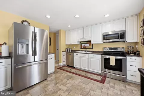 Kitchen - 19016 Hempstone Ct, Poolesville, MD 20837 photo 4 of 7