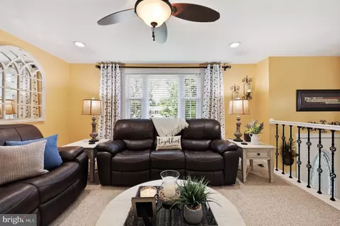 Living - 19016 Hempstone Ct, Poolesville, MD 20837 photo 2 of 3