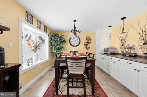 Dining - 19016 Hempstone Ct, Poolesville, MD 20837 photo 2 of 5