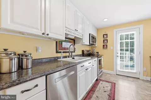Kitchen - 19016 Hempstone Ct, Poolesville, MD 20837 photo 5 of 7