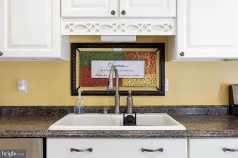 Kitchen - 19016 Hempstone Ct, Poolesville, MD 20837 photo 6 of 7