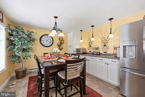 Dining - 19016 Hempstone Ct, Poolesville, MD 20837 photo 3 of 5