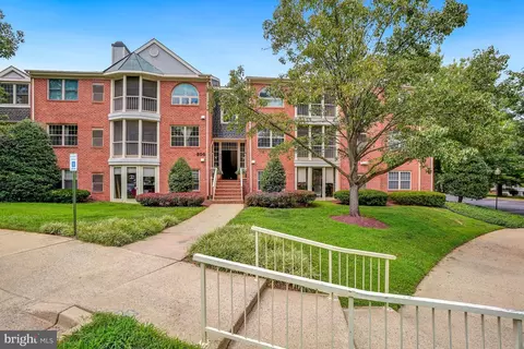 806 Amber Tree Ct #806-303, Gaithersburg, MD 20878