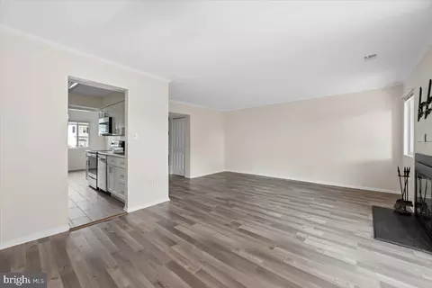 Living - 17445 Hoskinson Rd, Poolesville, MD 20837 photo 9 of 14