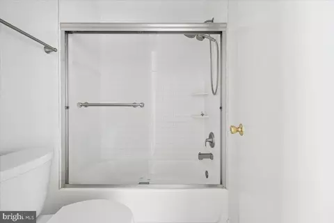 Bath - 17445 Hoskinson Rd, Poolesville, MD 20837 photo 2 of 3