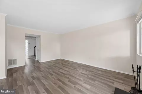 Living - 17445 Hoskinson Rd, Poolesville, MD 20837 photo 5 of 14