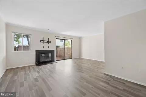 Living - 17445 Hoskinson Rd, Poolesville, MD 20837 photo 3 of 14
