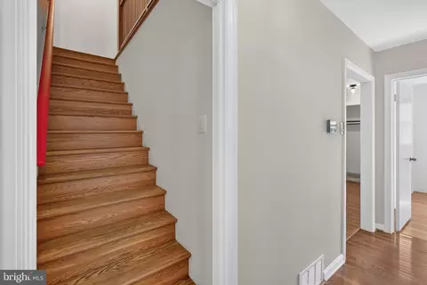 Entry Way - 4 Cedar Ave, Gaithersburg, MD 20877 photo 3 of 7