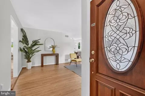 Entry Way - 4 Cedar Ave, Gaithersburg, MD 20877 photo 1 of 7