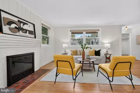 Living - 4 Cedar Ave, Gaithersburg, MD 20877 photo 4 of 5