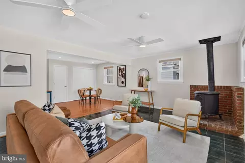Living - 4 Cedar Ave, Gaithersburg, MD 20877 photo 2 of 5