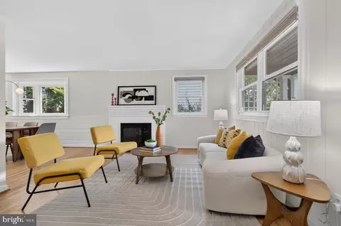 Living - 4 Cedar Ave, Gaithersburg, MD 20877 photo 3 of 5