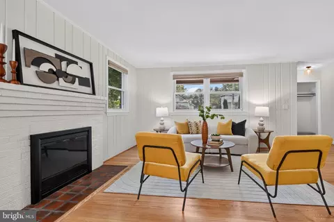 Living - 4 Cedar Ave, Gaithersburg, MD 20877 photo 5 of 5