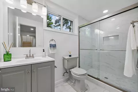 Bath - 901 Malta Ln, Silver Spring, MD 20901 photo 3 of 3
