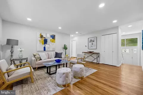 Living - 901 Malta Ln, Silver Spring, MD 20901 photo 2 of 2