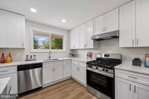 Kitchen - 901 Malta Ln, Silver Spring, MD 20901 photo 3 of 6