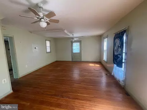 Living - 15121 Barnesville, Boyds, MD 20841 photo 2 of 4