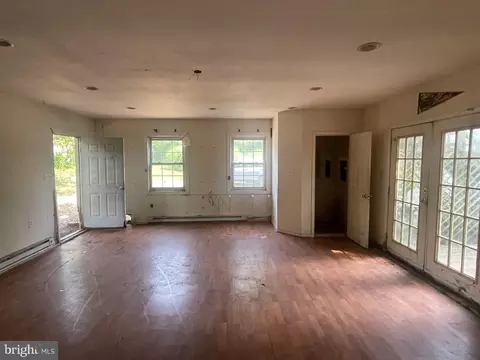 Living - 15121 Barnesville, Boyds, MD 20841 photo 4 of 4
