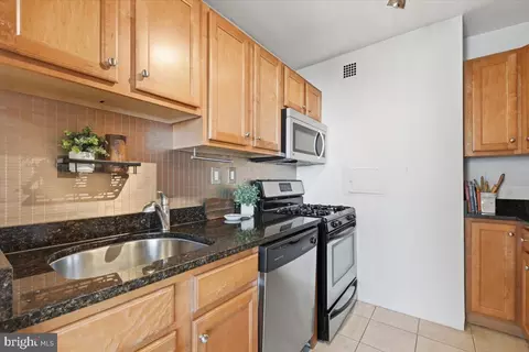 Kitchen - 1220 Blair Mill Rd #1008, Silver Spring, MD 20910 photo 4 of 6