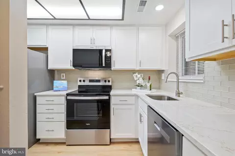 Kitchen - 15121 Glade Dr #13-3B, Silver Spring, MD 20906 photo 3 of 3