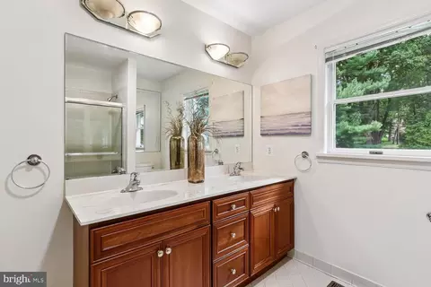 Bath - 17034 Barn Ridge Dr, Silver Spring, MD 20906 photo 3 of 5