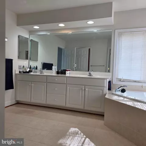 Bath - 21701 Seneca Ayr Dr, Boyds, MD 20841 photo 1 of 4