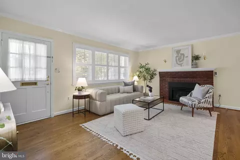 Living - 19 Eastmoor Dr, Silver Spring, MD 20901 photo 2 of 4