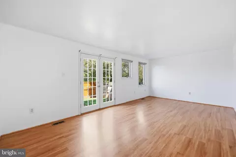 Living - 17676 Kohlhoss Rd, Poolesville, MD 20837 photo 3 of 6