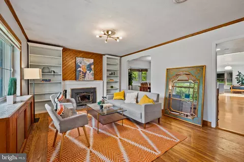 Living - 213 Piping Rock Dr, Silver Spring, MD 20905 photo 6 of 7