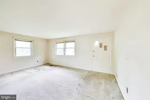 Living - 16012 Batson Rd, Spencerville, MD 20868 photo 2 of 2